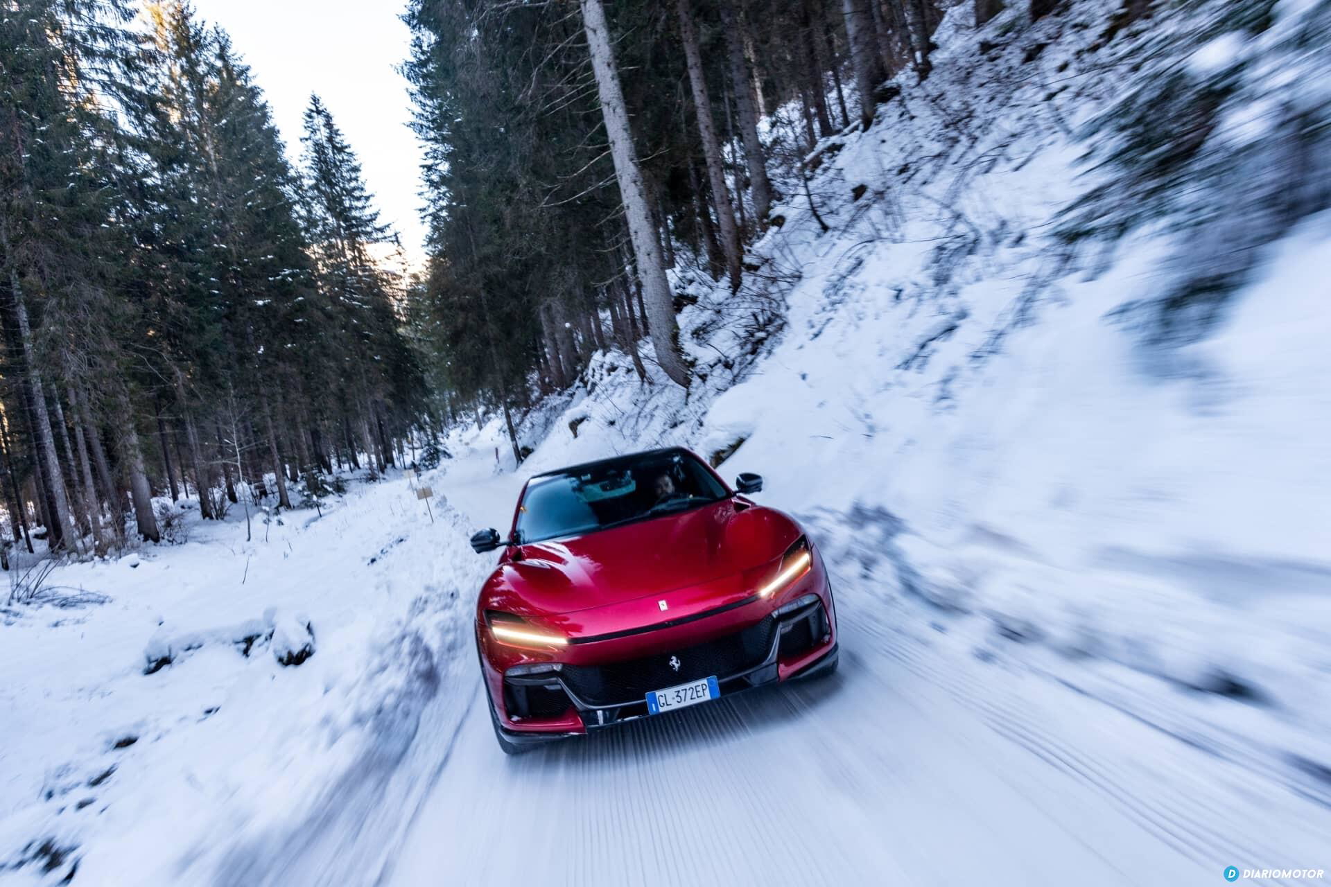 Vista frontal lateral del Ferrari Purosangue rodando en condiciones invernales