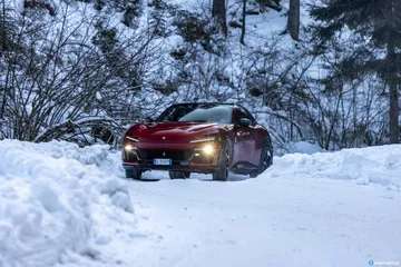 Vista frontal y lateral del Ferrari Purosangue en un paisaje nevado