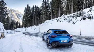 Vista lateral del Ferrari Purosangue en un entorno invernal.