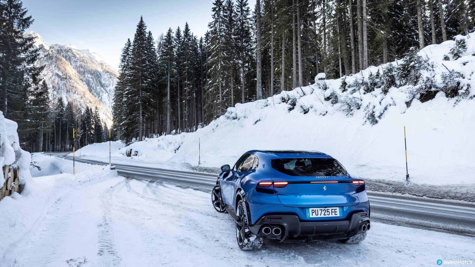 Vista lateral del Ferrari Purosangue en un entorno invernal.