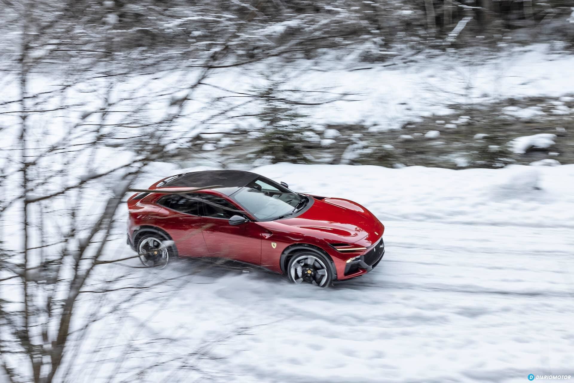 Vista lateral del Ferrari Purosangue deslizándose sobre un manto de nieve.