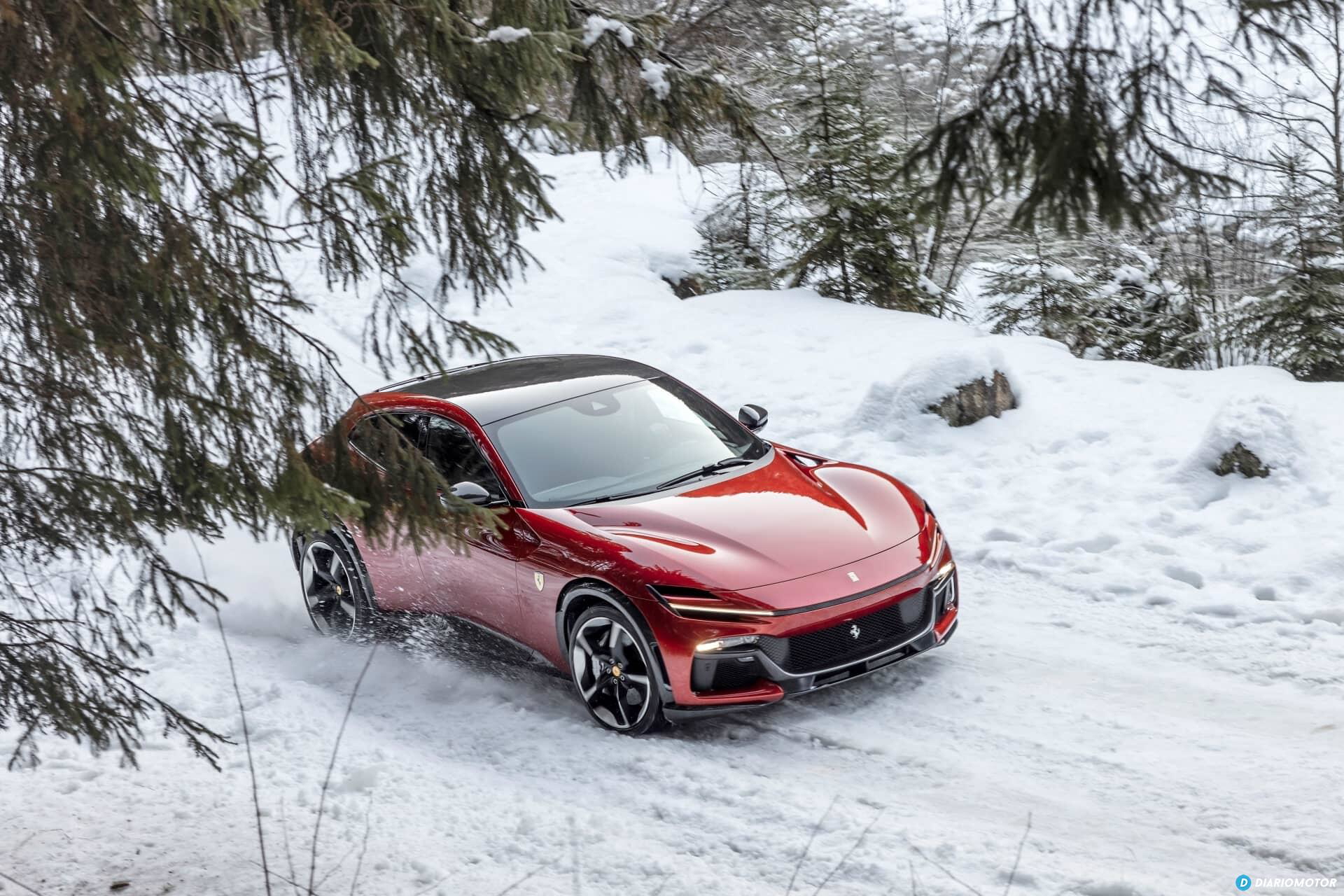 Vista angular del Ferrari Purosangue sobre un paisaje nevado.