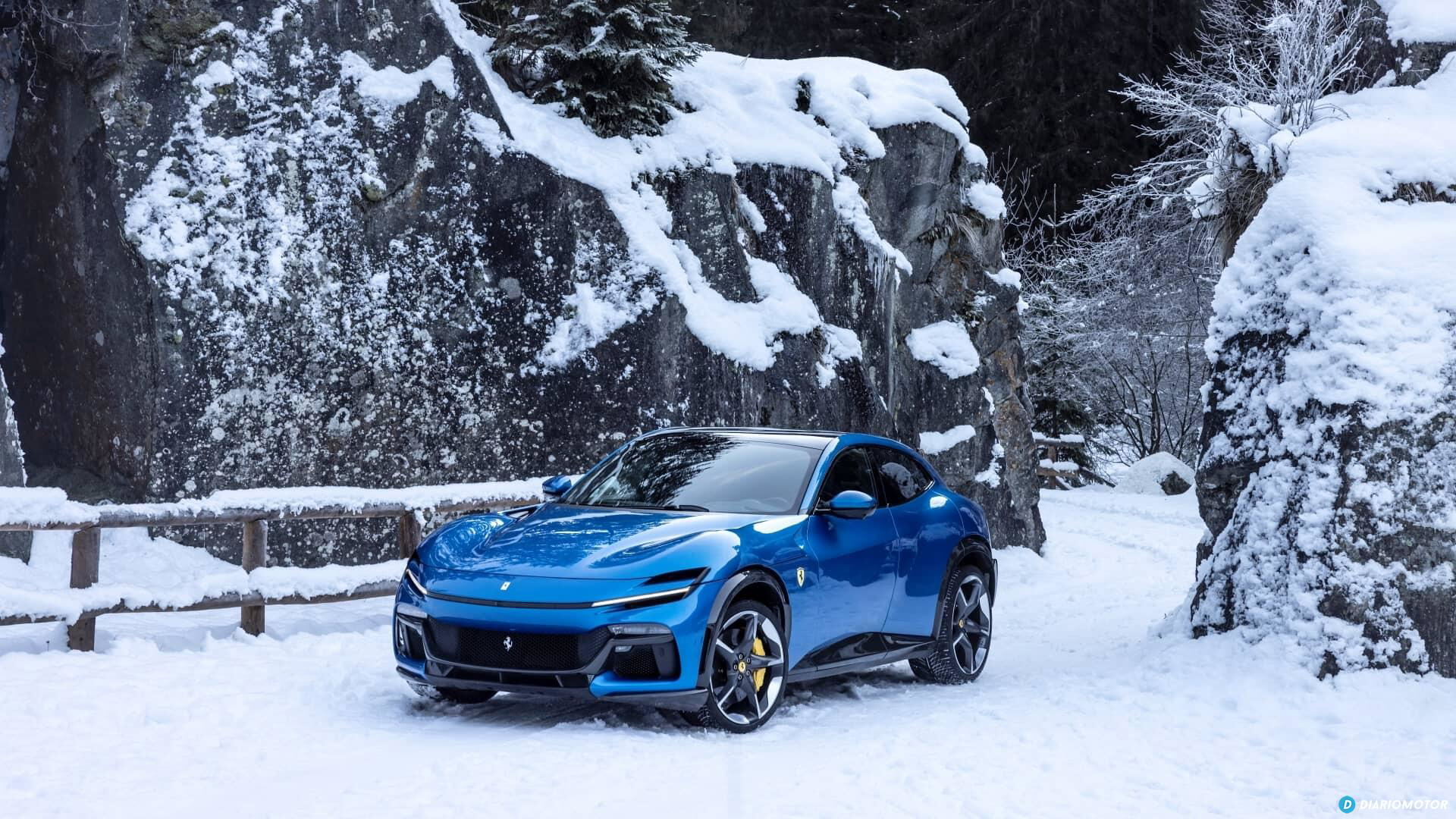 Vista del Ferrari Purosangue resaltando su diseño delantero y lateral en un paisaje nevado.