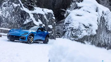 Ferrari Purosangue mostrando su lateral en un paisaje nevado.