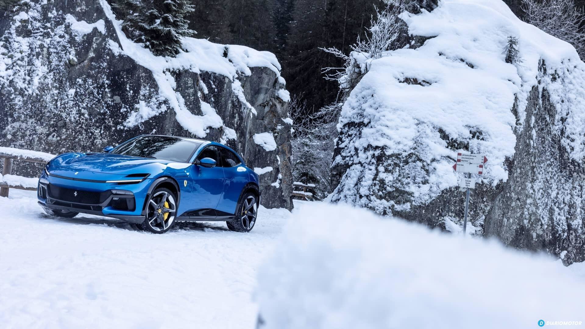 Ferrari Purosangue mostrando su lateral en un paisaje nevado.