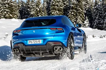 Vista trasera del Ferrari Purosangue destacando su diseño deportivo y elegante.