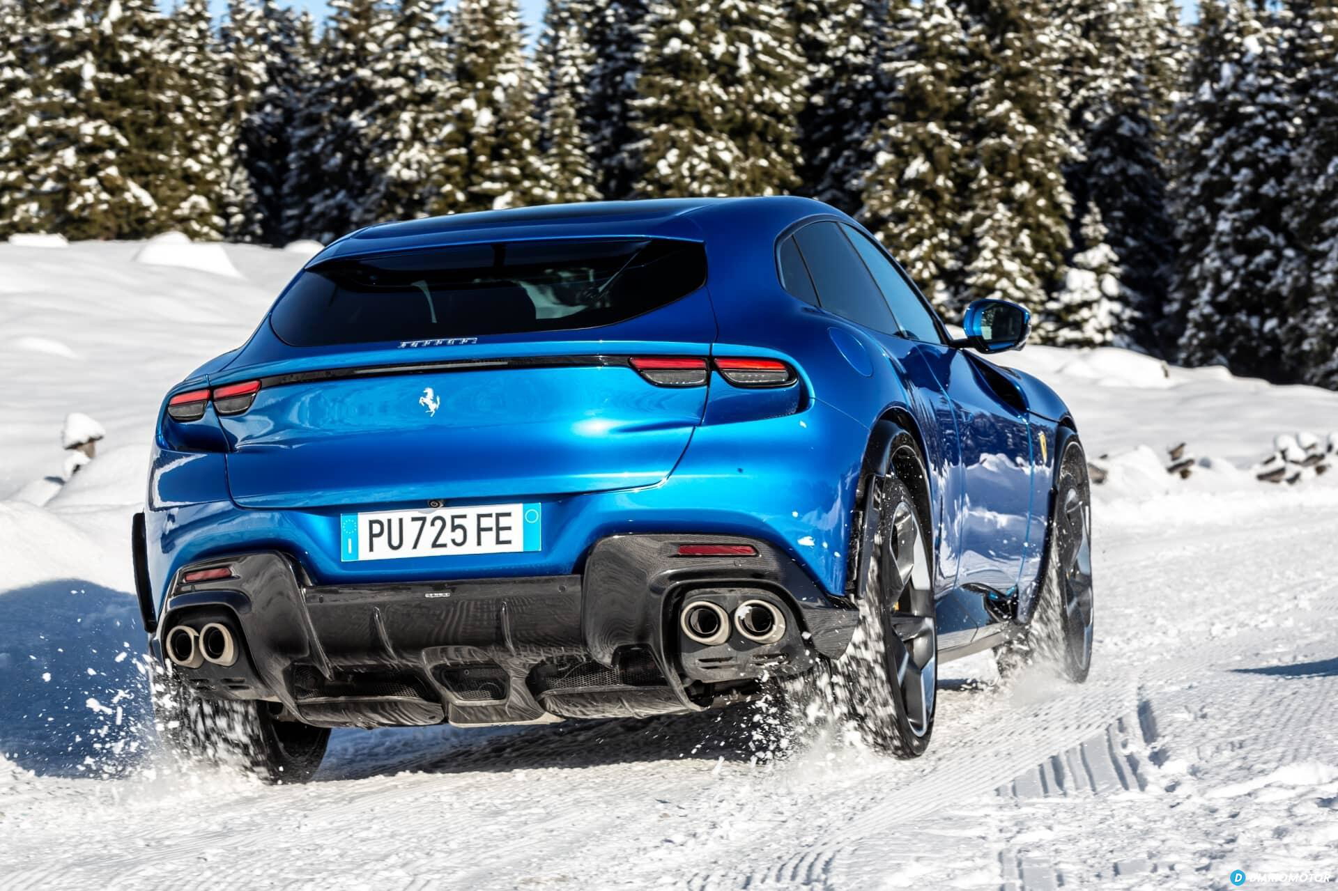 Vista trasera del Ferrari Purosangue destacando su diseño deportivo y elegante.