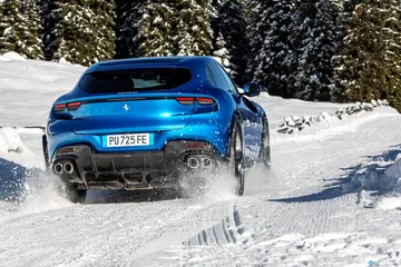 Vista dinámica del Ferrari Purosangue deslizándose sobre la nieve.