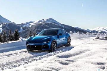 Vista lateral Ferrari Purosangue desafiando condiciones invernales.