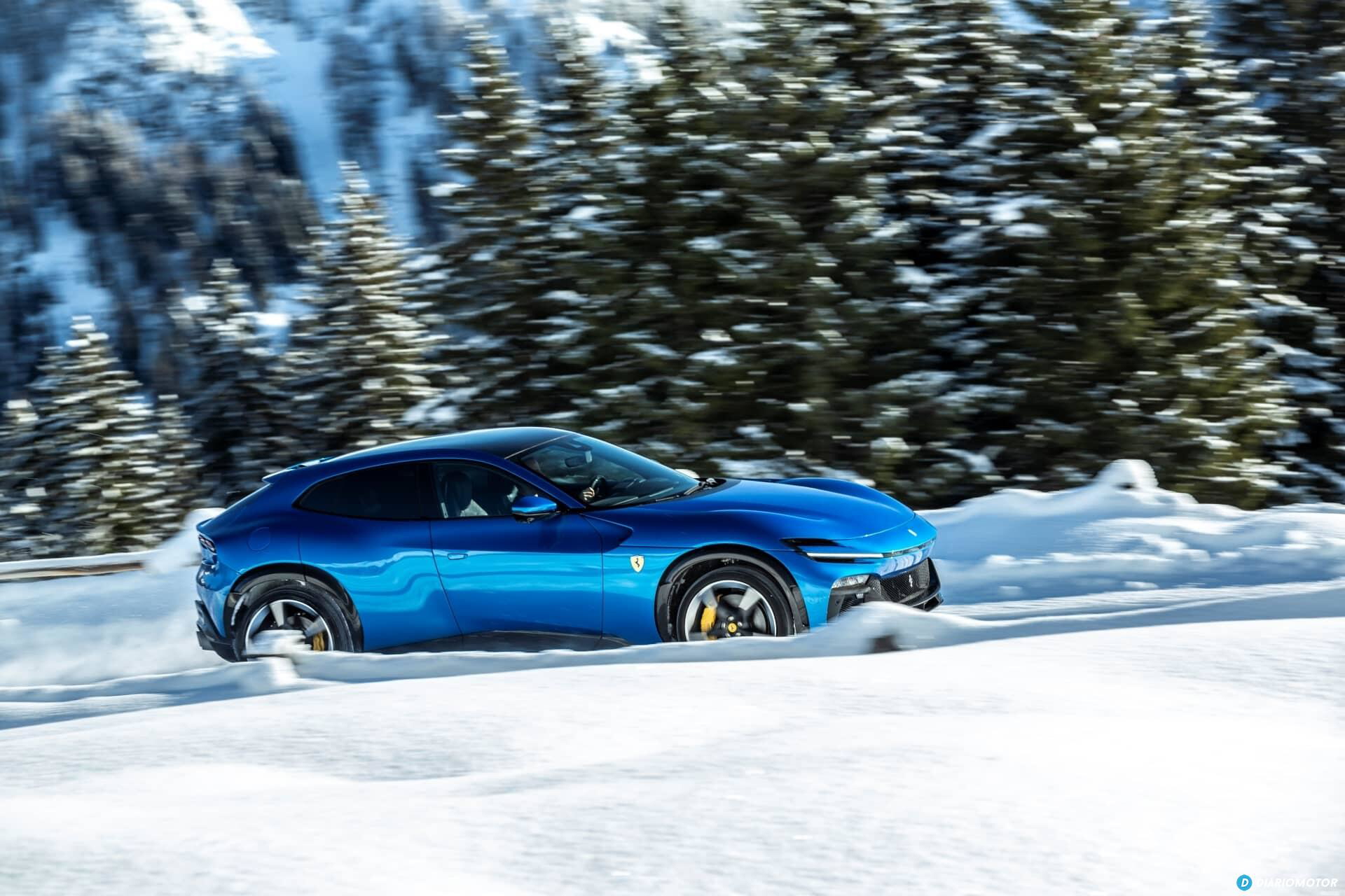 Vista lateral del Ferrari Purosangue sobre un fondo nevado.