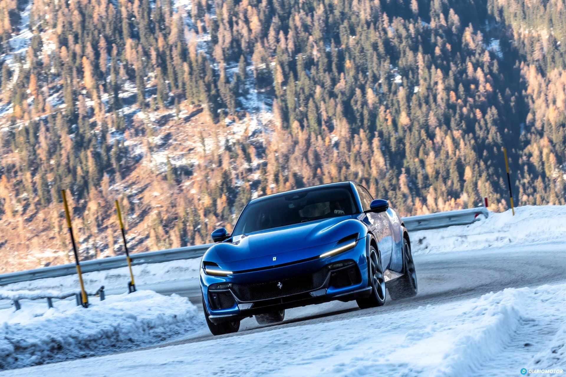Vista lateral del Ferrari Purosangue desafiando terrenos nevados.
