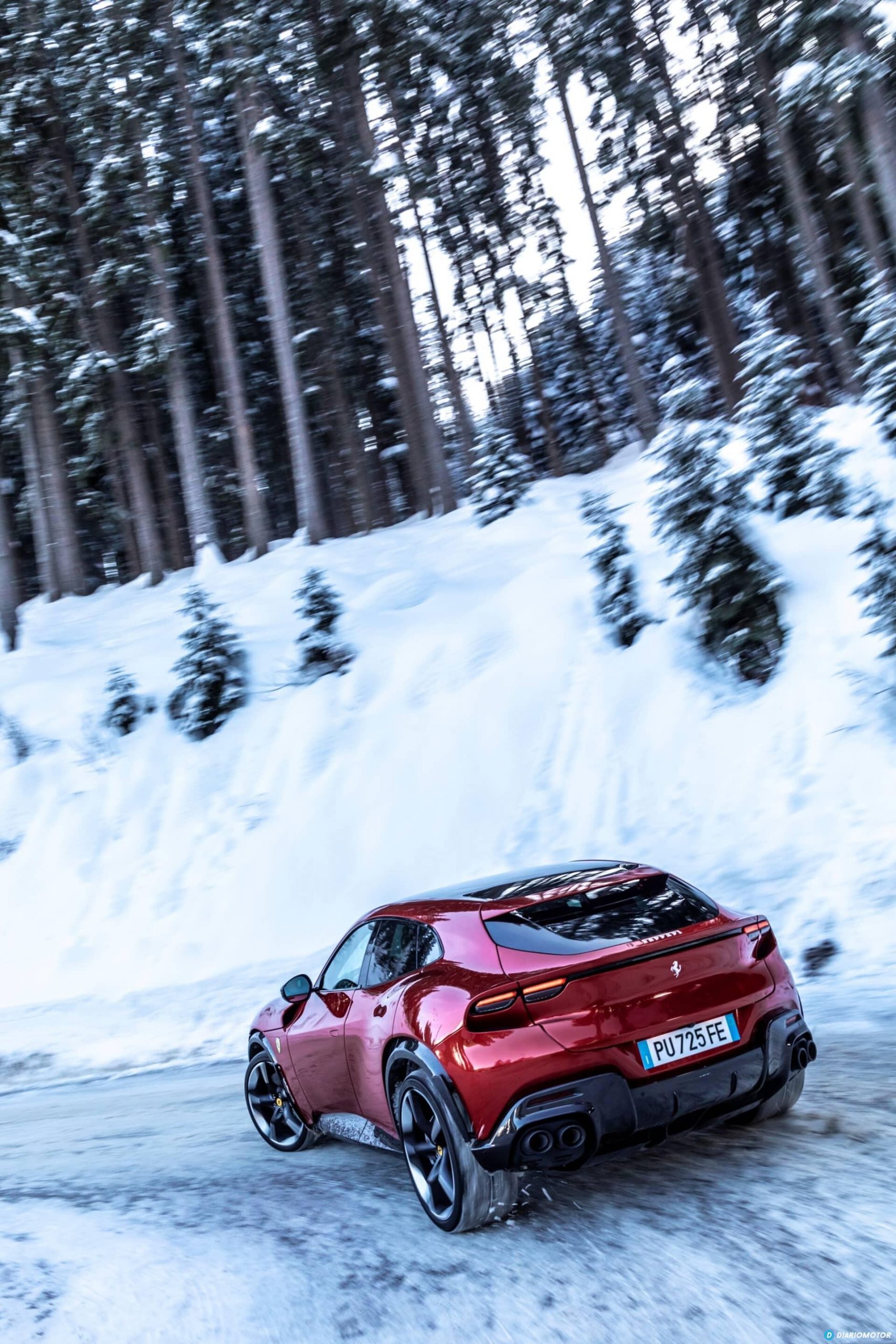 Vista lateral y trasera del Ferrari Purosangue deslizándose en la nieve.