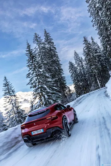 Vista trasera y lateral del Ferrari Purosangue desafiando terrenos nevados.