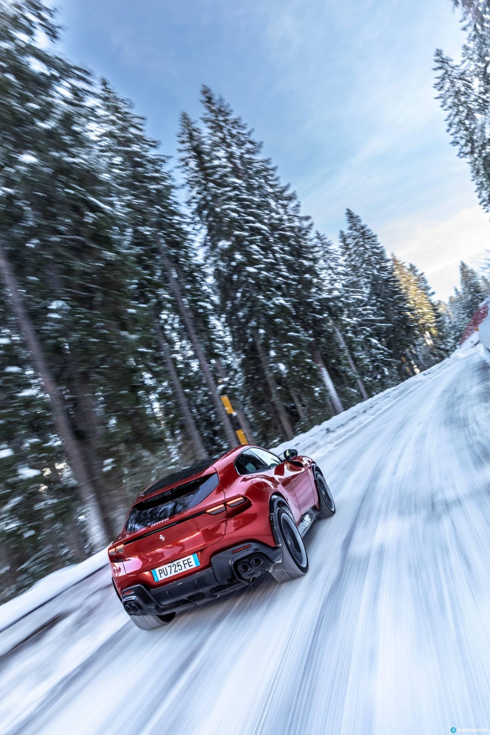 Vista dinámica del Purosangue surcando caminos nevados.