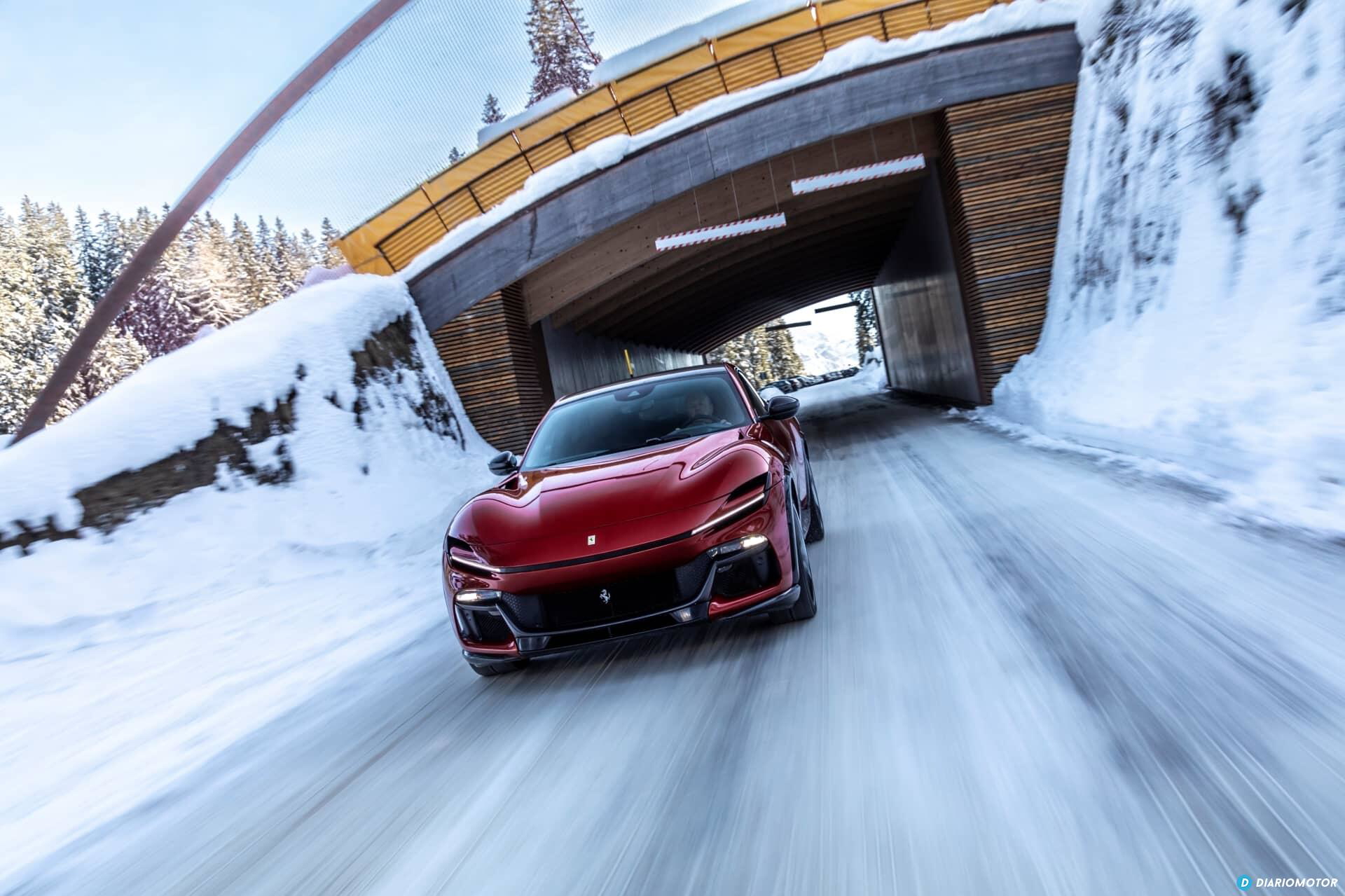 Vista frontal del Ferrari Purosangue rodando en carreteras invernales.