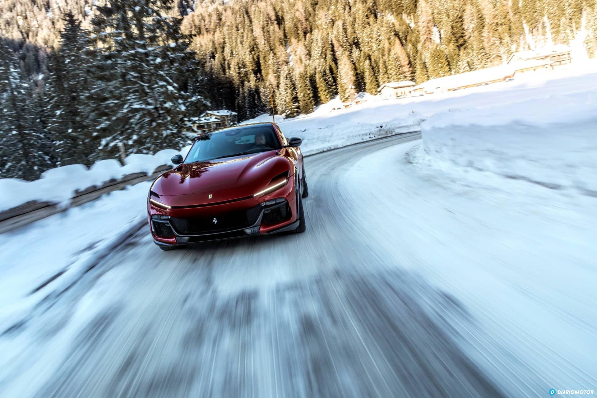 Vista frontal lateral del Ferrari Purosangue sobre un camino nevado.