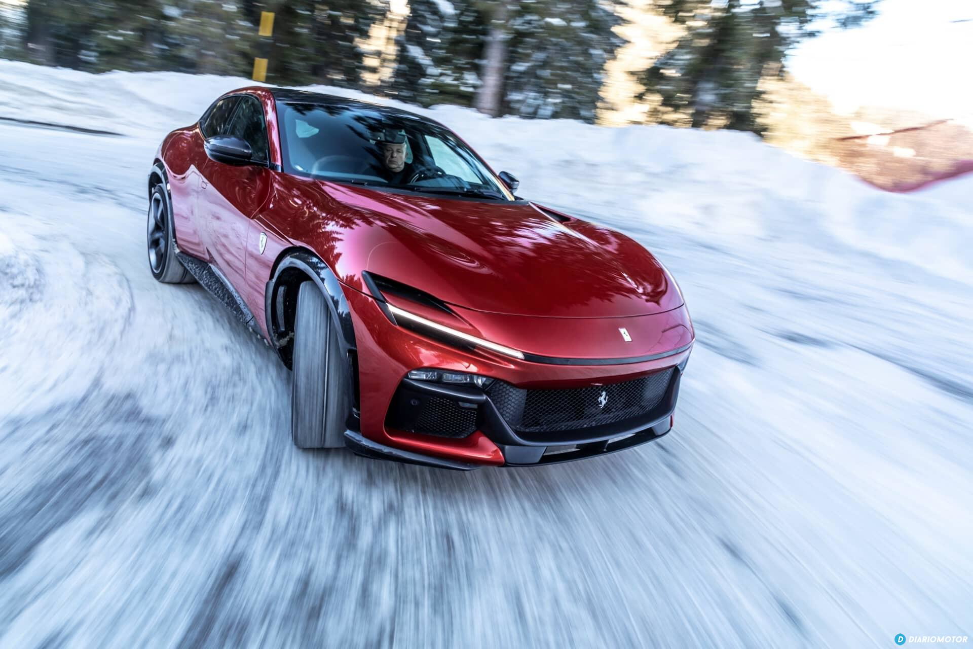 Vista diagonal frontal del Ferrari Purosangue sobre superficie nevada.