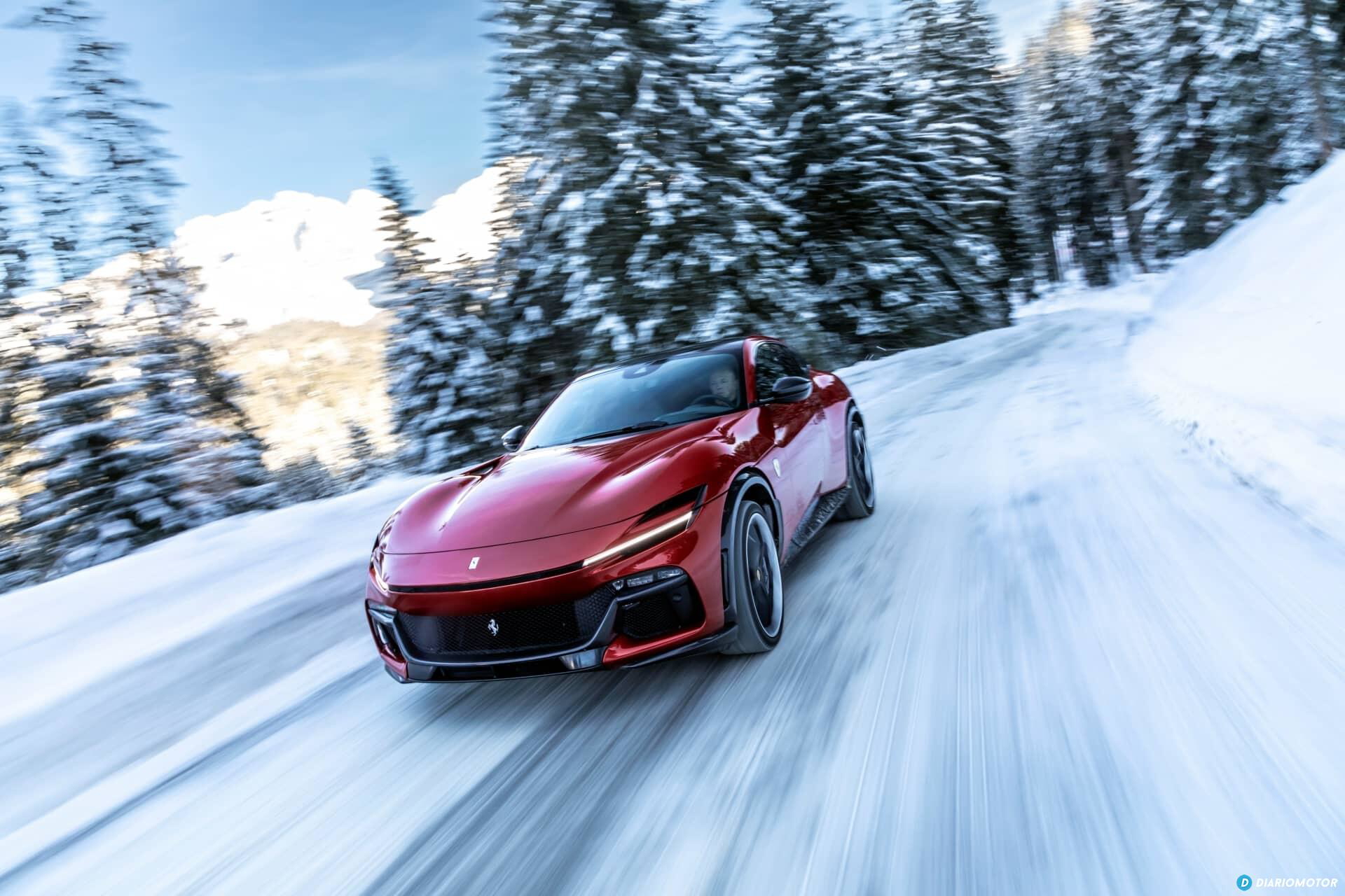 Vista dinámica del Ferrari Purosangue en carretera nevada, destacando su diseño y prestancia.