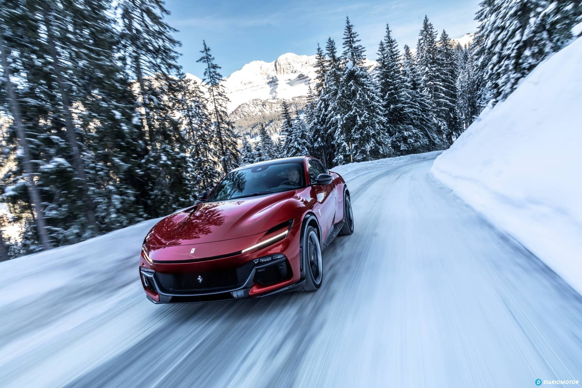 Vista frontal y lateral del Ferrari Purosangue en un paisaje nevado.