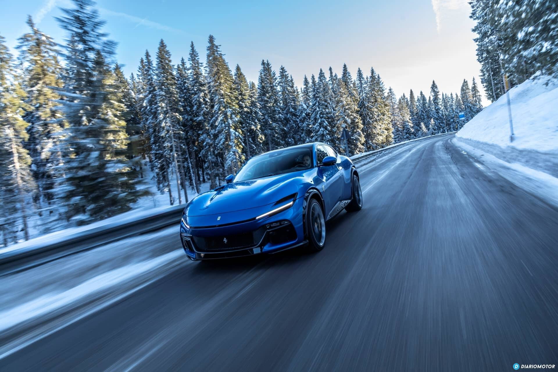 Vista lateral del Ferrari Purosangue desplazándose ágilmente en un entorno invernal.
