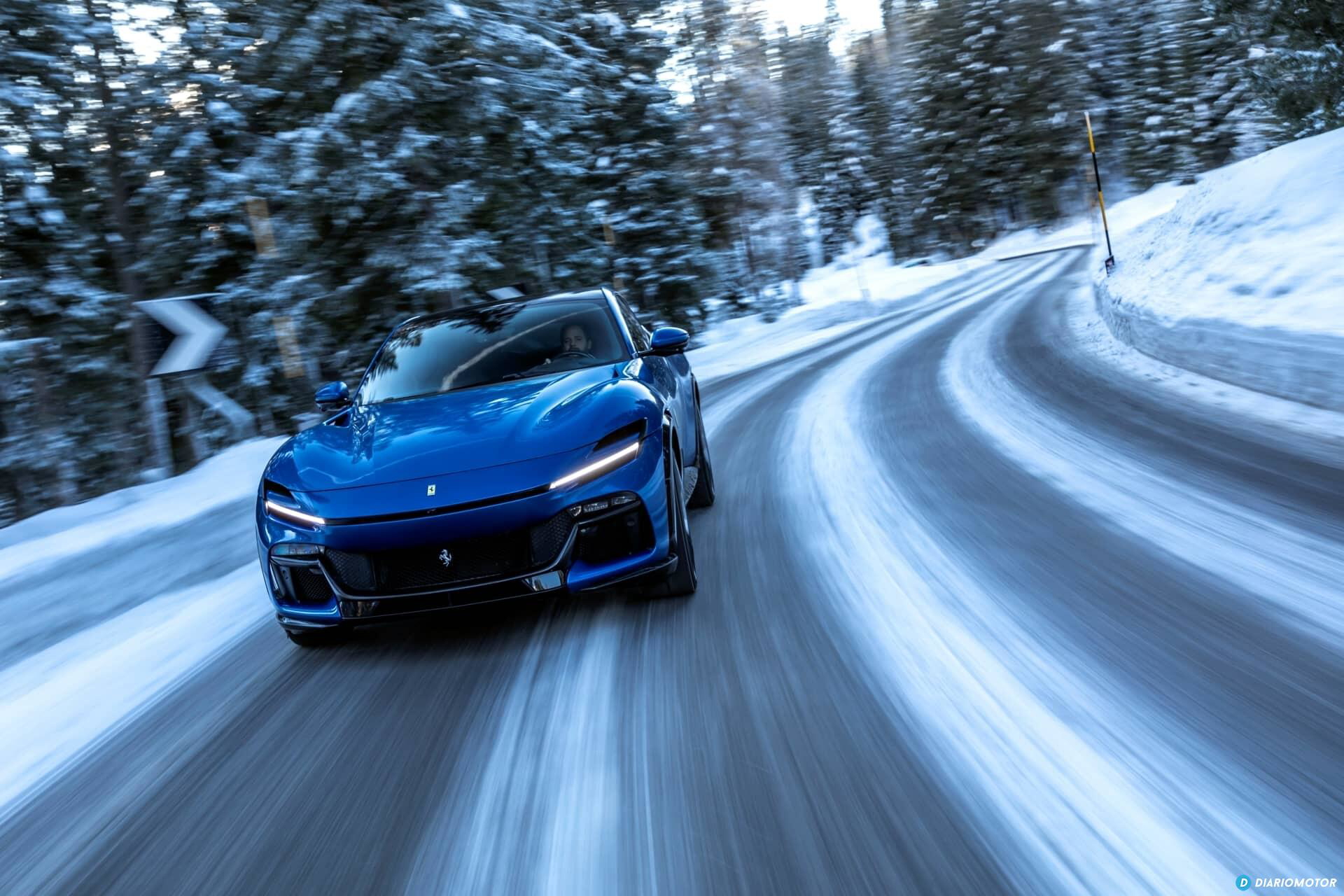 Vista lateral del Ferrari Purosangue en carretera nevada.
