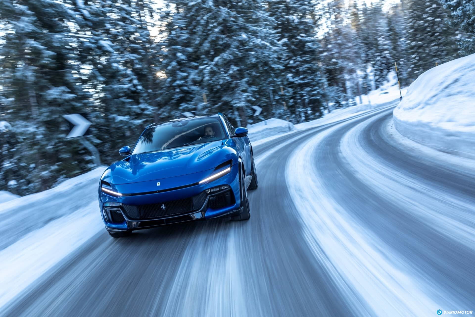 Vista frontal oblicua del Ferrari Purosangue en carretera nevada.