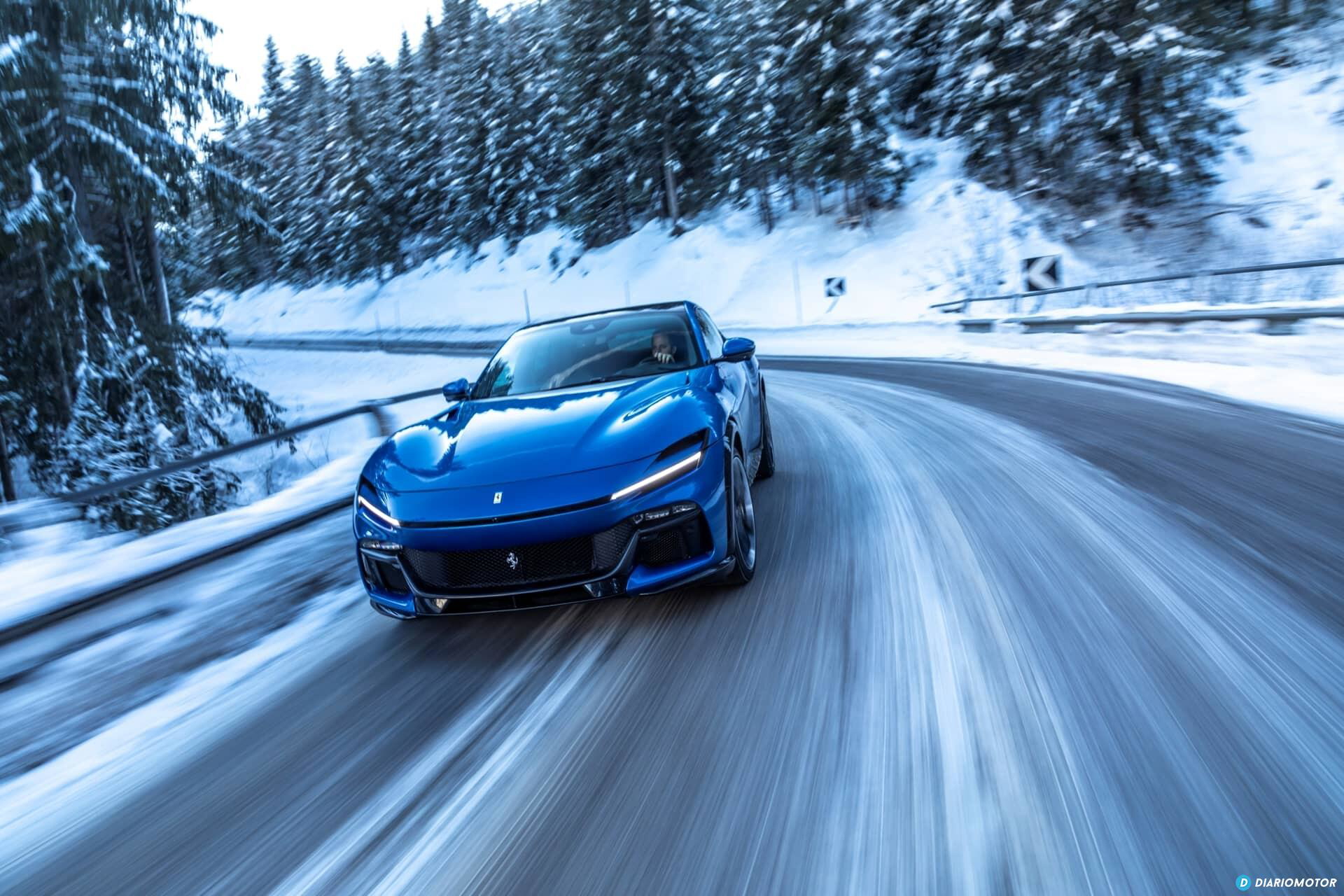 Vista lateral del Ferrari Purosangue en carretera invernal
