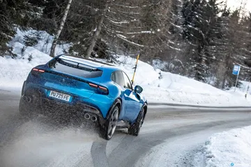 Ferrari Purosangue capturado en acción sobre una carretera nevada.