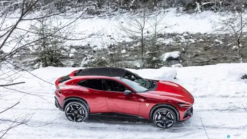 Vista lateral Ferrari Purosangue, resaltando su diseño en contexto invernal