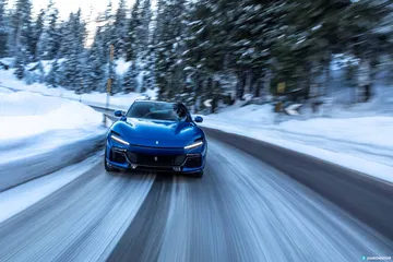 Ferrari Purosangue navegando con soltura por carreteras nevadas.