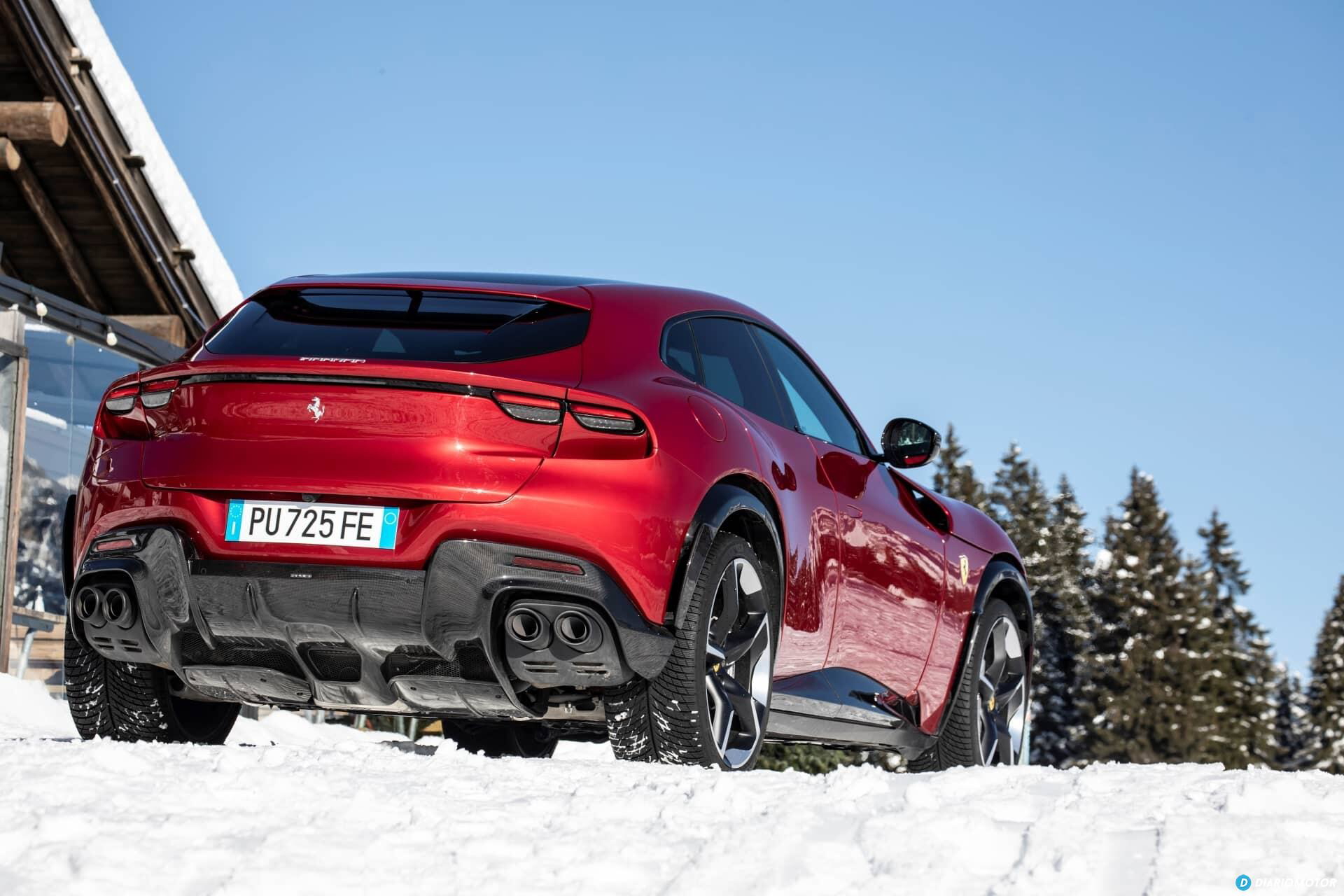 Vista angular delantera del Ferrari Purosangue sobre un fondo nevado.