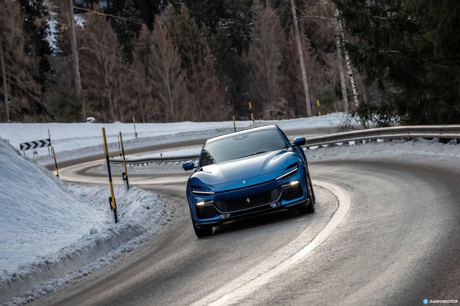 Perfil lateral del Ferrari Purosangue circulando en una carretera nevada.