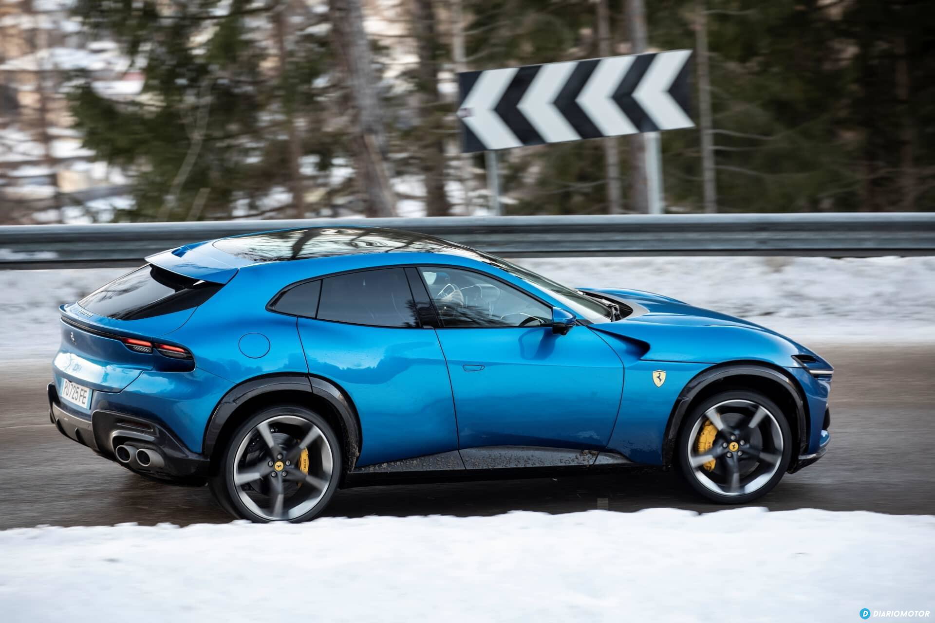 Ferrari Purosangue en perfil, sobre fondo nevado resaltando su diseño lateral.