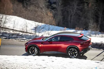 Vista lateral del Ferrari Purosangue destacando su silueta dinámica.