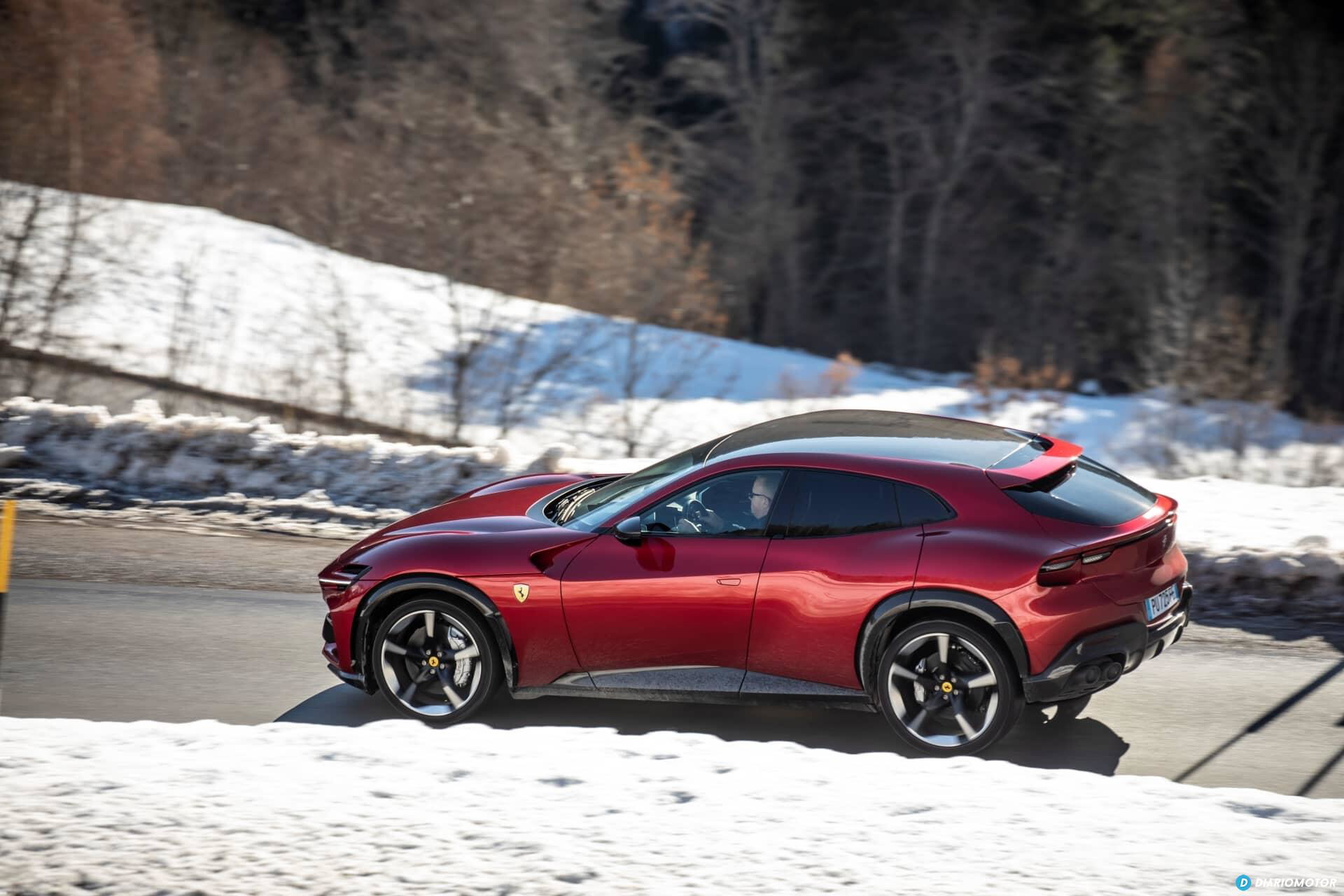 Vista lateral del Ferrari Purosangue destacando su silueta dinámica.