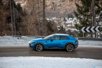 Vista lateral del Ferrari Purosangue destacando su línea deportiva.