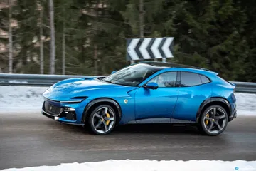 Perfil lateral del Ferrari Purosangue en color azul.