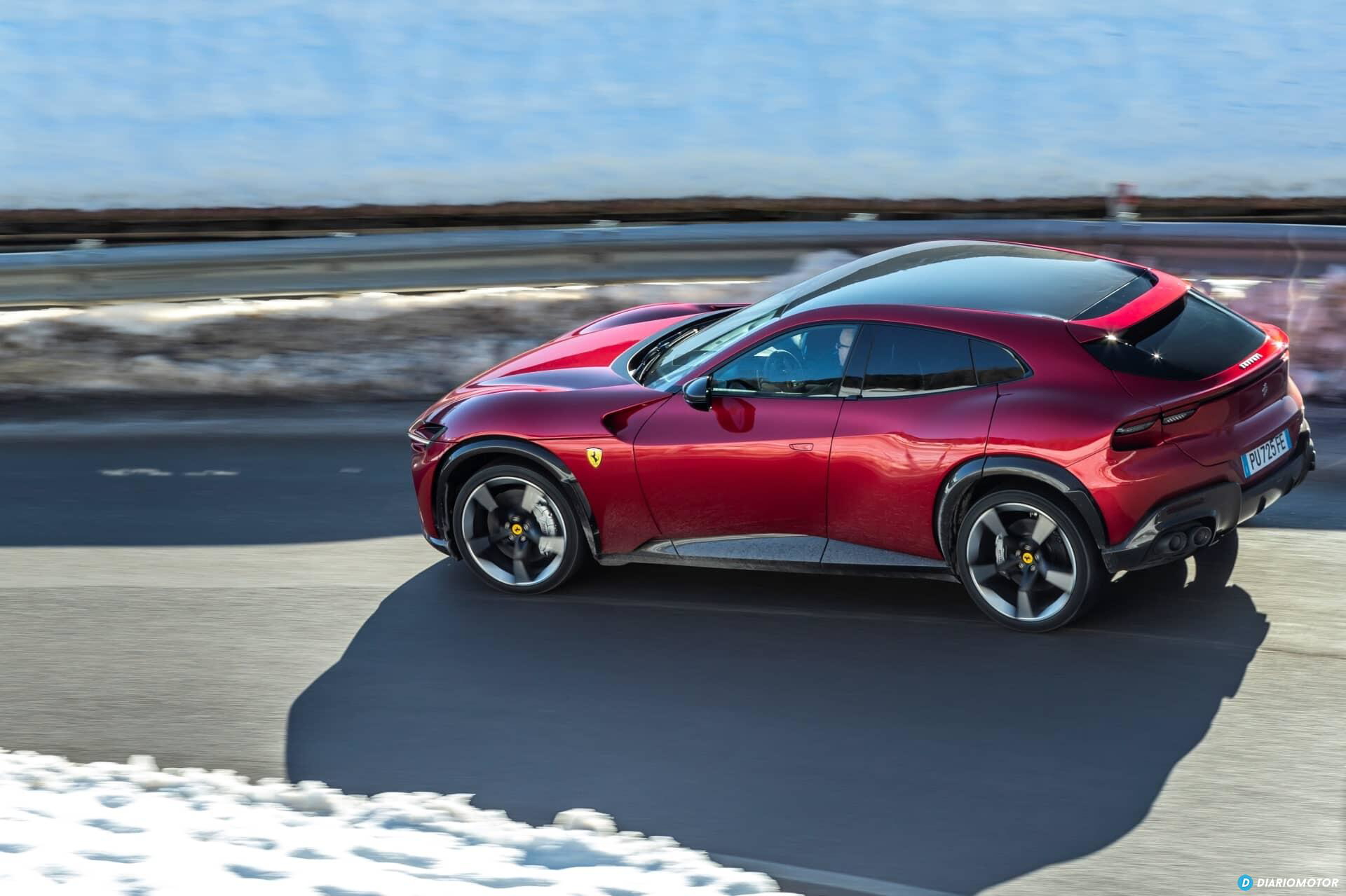 Perfil lateral del Ferrari Purosangue mostrando su línea deportiva