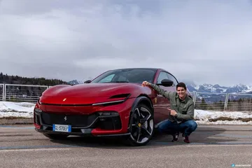 Vista del perfil lateral del Ferrari Purosangue revelando líneas aerodinámicas.