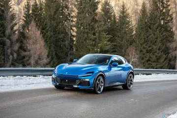 Vista dinámica del Ferrari Purosangue deslizándose con elegancia.