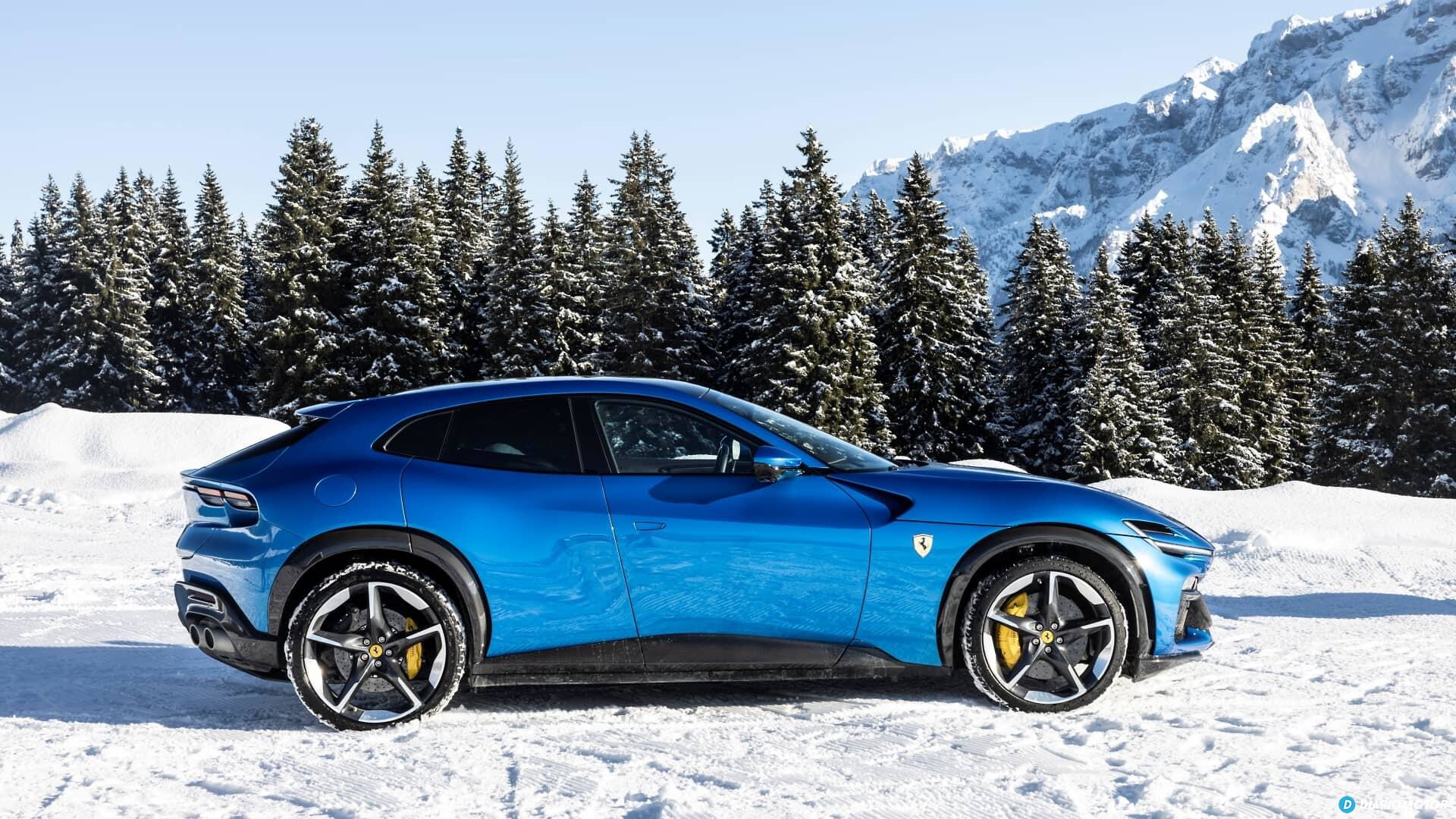 Vista lateral del Ferrari Purosangue con imponentes montañas al fondo.