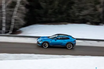 Vista lateral del Ferrari Purosangue con un fondo nevado.