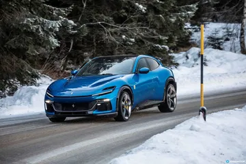 Vista lateral del Ferrari Purosangue deslizándose sobre la nieve.