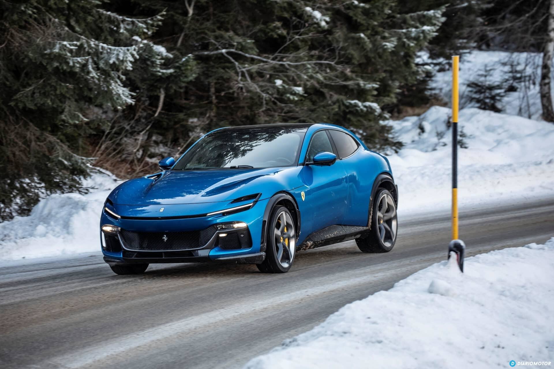 Vista lateral del Ferrari Purosangue deslizándose sobre la nieve.