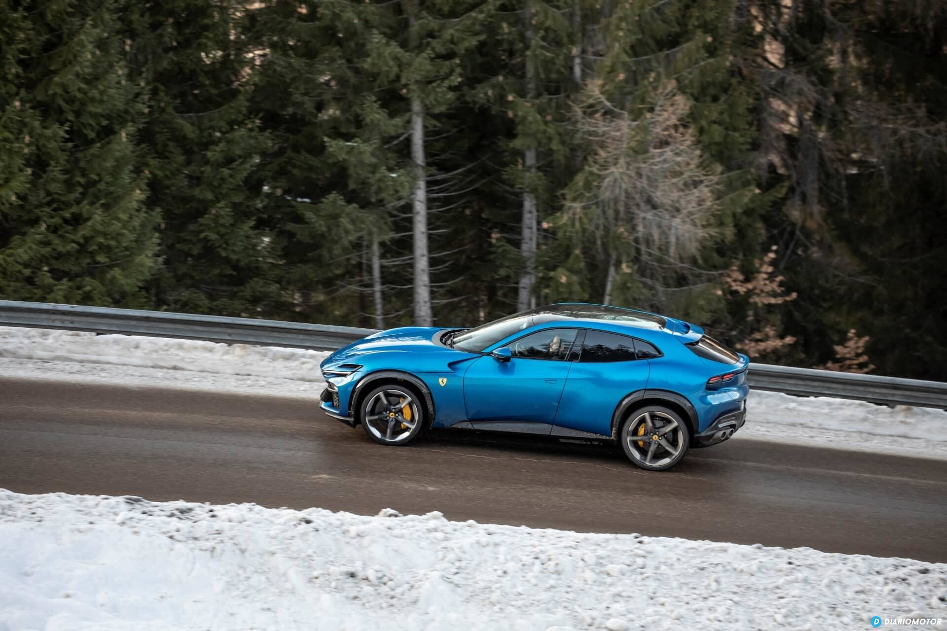 Vista lateral del Ferrari Purosangue sobre un paisaje nevado.