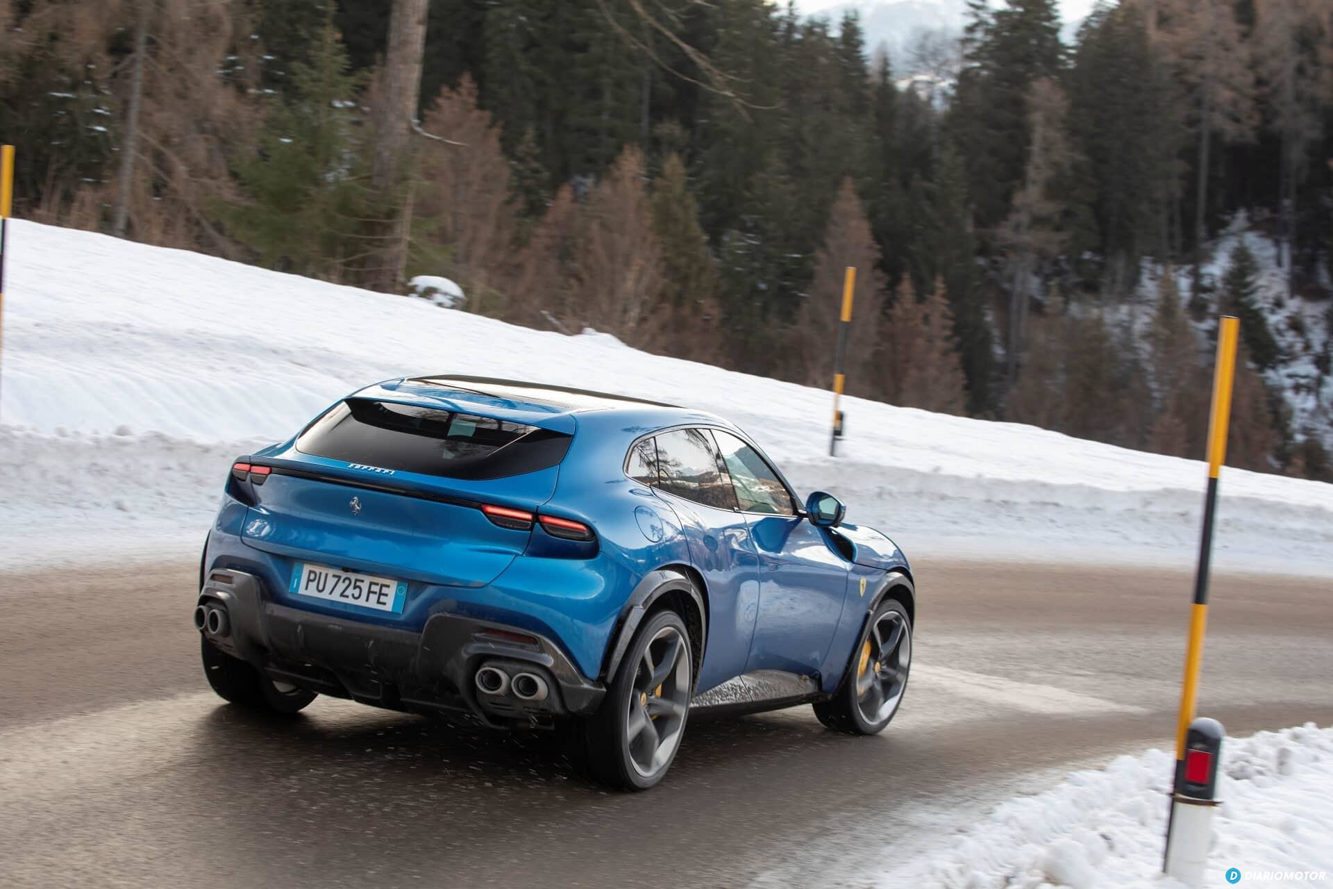 Vista lateral del Ferrari Purosangue mostrando su línea en ambiente invernal.