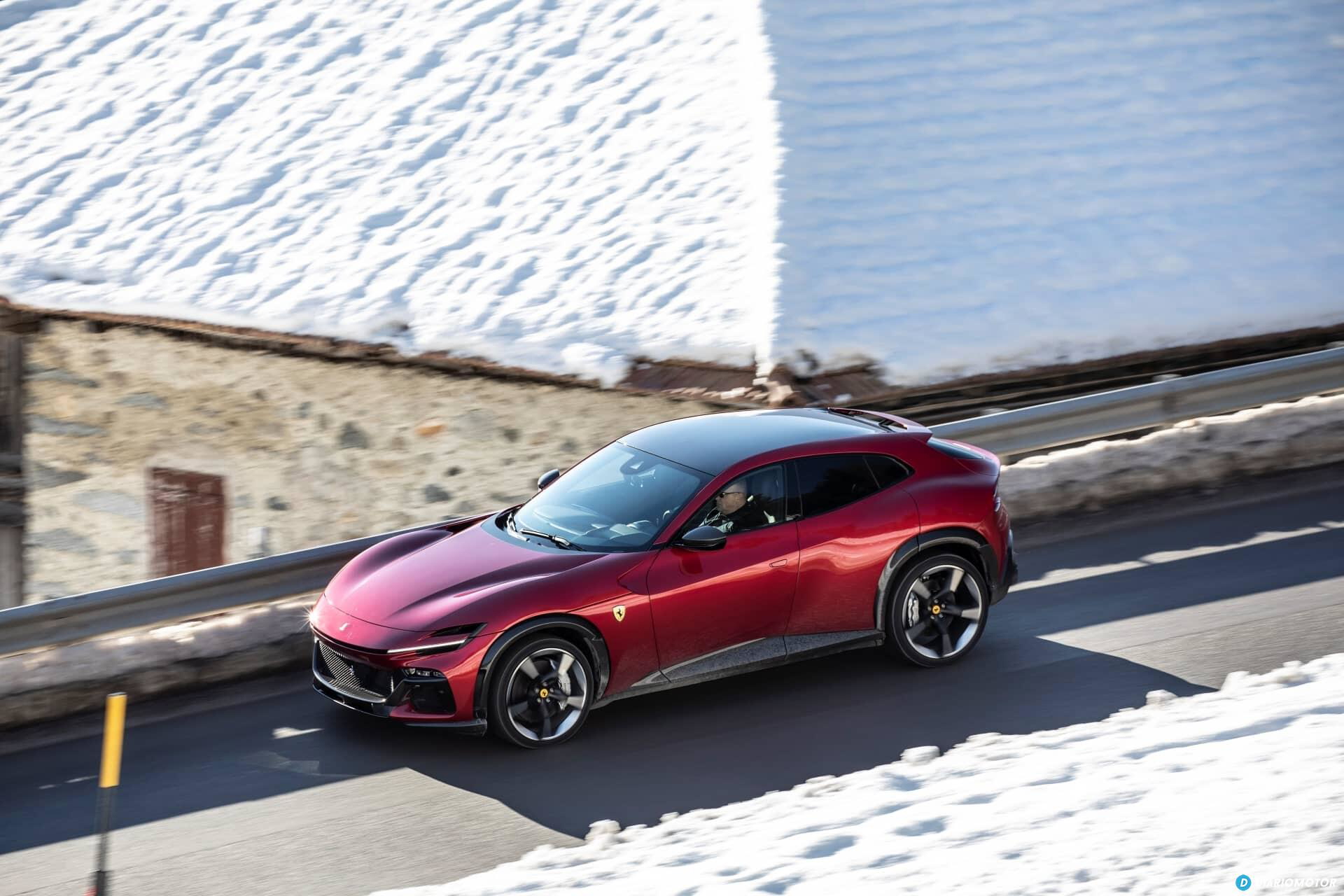 Vista lateral del Ferrari Purosangue en color rojo estacionado.