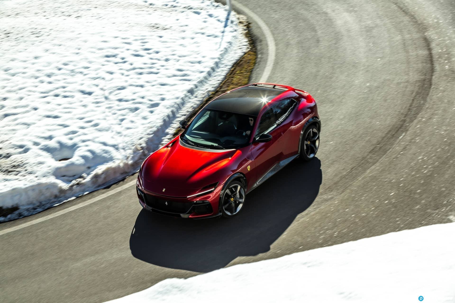 Visión aérea del Ferrari Purosangue mostrando su imponente línea lateral y frontal.