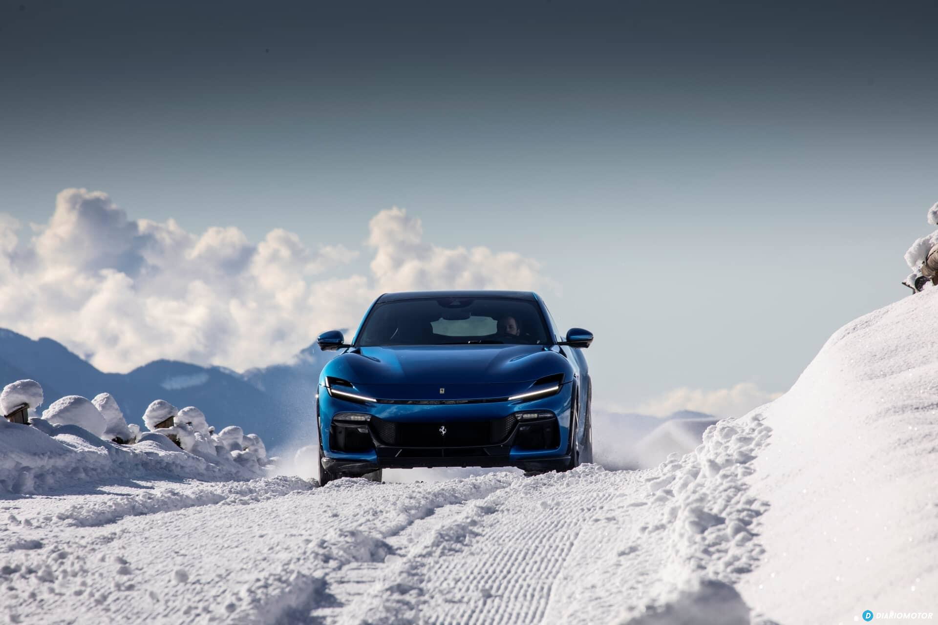 Vista trasera del Ferrari Purosangue destacando su diseño mientras maneja sobre nieve.