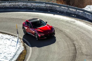 Vista aérea del Ferrari Purosangue mostrando su diseño y techo panorámico.